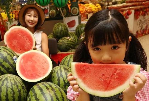 中国人吃瓜统一姿势视频,网络热传视频背后的文化现象