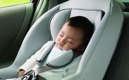 小孩在车上吃小瓜视频,小宝贝车上品尝夏日小瓜