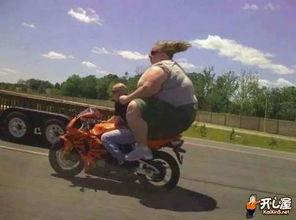 吃瓜自家摩托被踢视频播放,吃瓜群众热议街头暴力事件