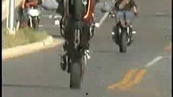 吃瓜自家摩托被踢视频播放,吃瓜群众热议街头暴力事件