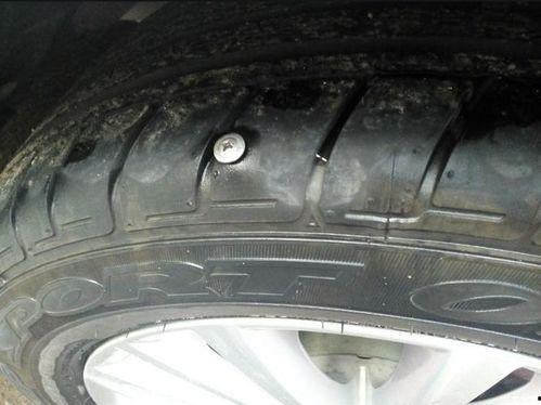 男子吃瓜轮胎扎钉子视频,意外发现轮胎内幕