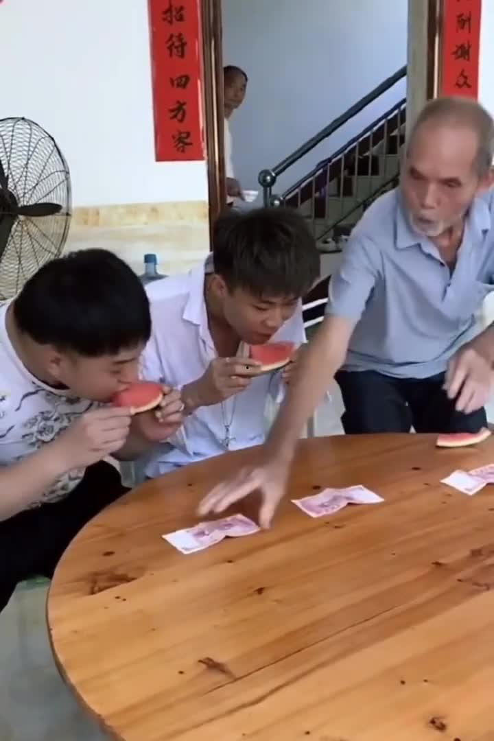 老爷爷吃瓜视频,老爷爷吃瓜视频，笑翻网友
