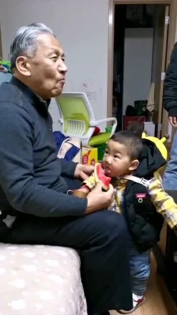 老爷爷吃瓜视频,老爷爷吃瓜视频，笑翻网友