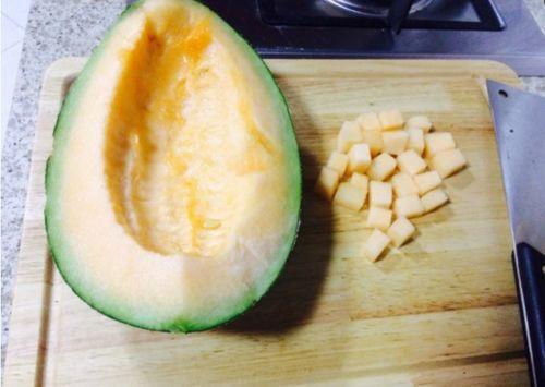 一只哈密瓜吃兔子视频,萌宠挑战吃瓜极限