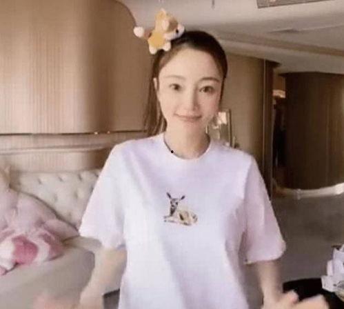 女生盘腿吃瓜视频,女生解锁夏日新姿势