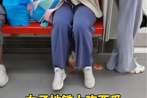 女生盘腿吃瓜视频,女生解锁夏日新姿势