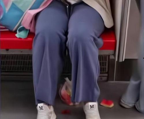 女生盘腿吃瓜视频,女生解锁夏日新姿势