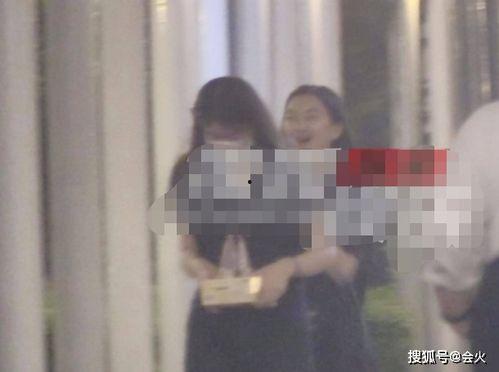 憋笑视频老奶奶吃瓜,萌态十足引网友爆笑