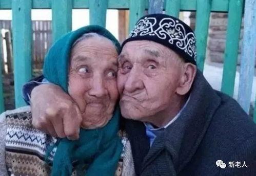 憋笑视频老奶奶吃瓜,萌态十足引网友爆笑