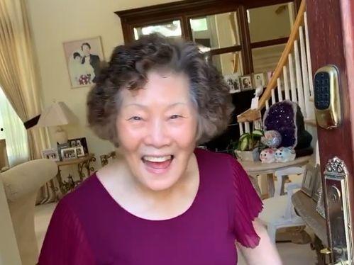 憋笑视频老奶奶吃瓜,萌态十足引网友爆笑