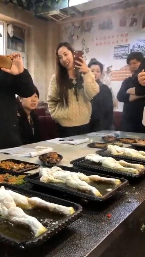 围着人吃瓜的视频,揭秘网络视频中的社交现象