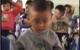 小胖孩上课吃瓜视频播放,小胖孩吃瓜视频走红网络