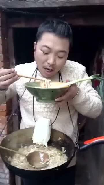 男子端饭碗吃瓜视频播放,男子端碗吃瓜视频走红网络